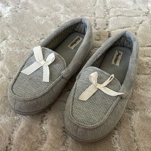 Deadfoams cozy comfort light gray slippers